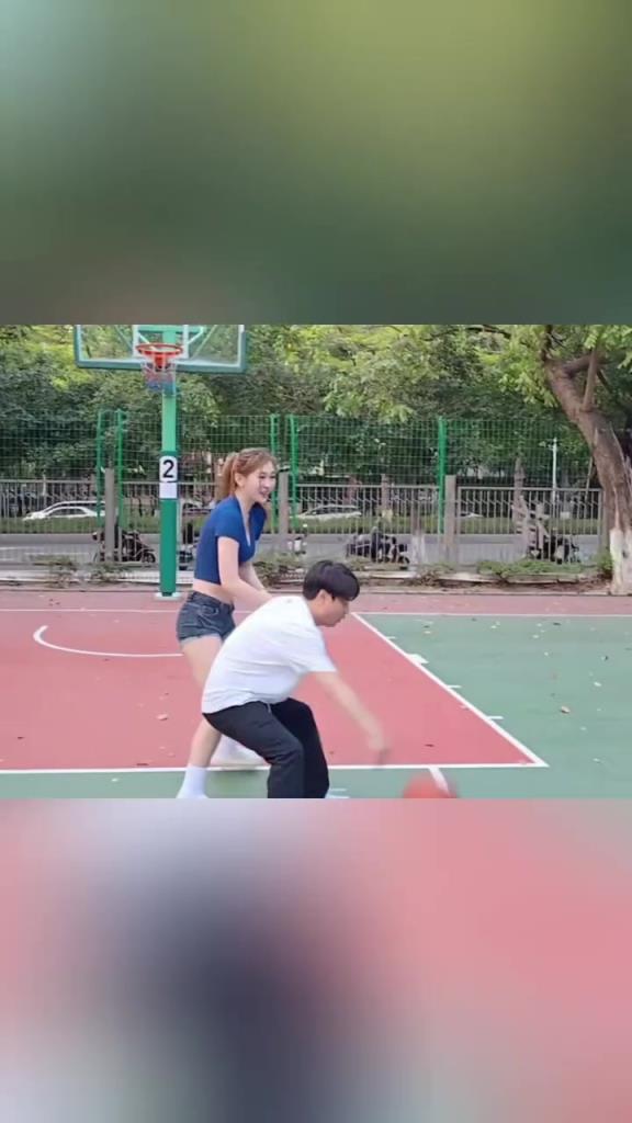 集夢會長背打一米8的女生，這是真打球?。? style=