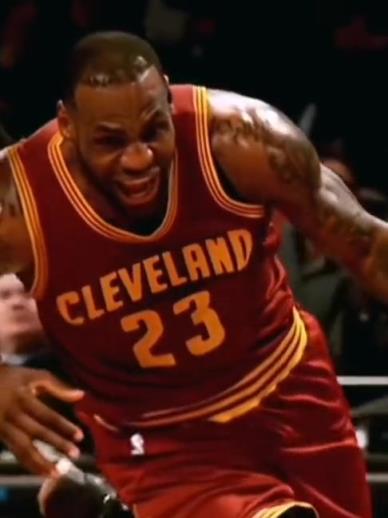 老詹這恐怖的大體格，完美詮釋什么叫“人型坦克”！