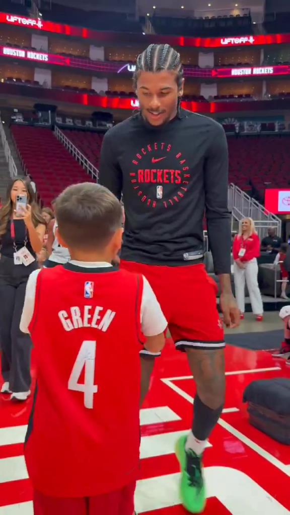 暖心偶像！小球迷賽前得到杰倫格林親簽球鞋球衣