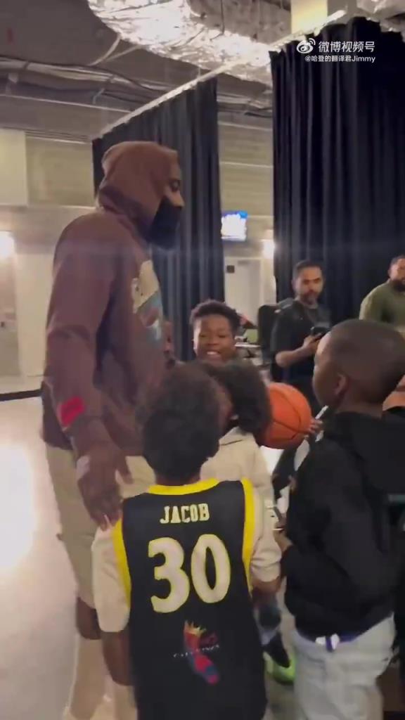 哈登賽后對小朋友：聽你們家長的話，總有一天你們也會打進(jìn)NBA