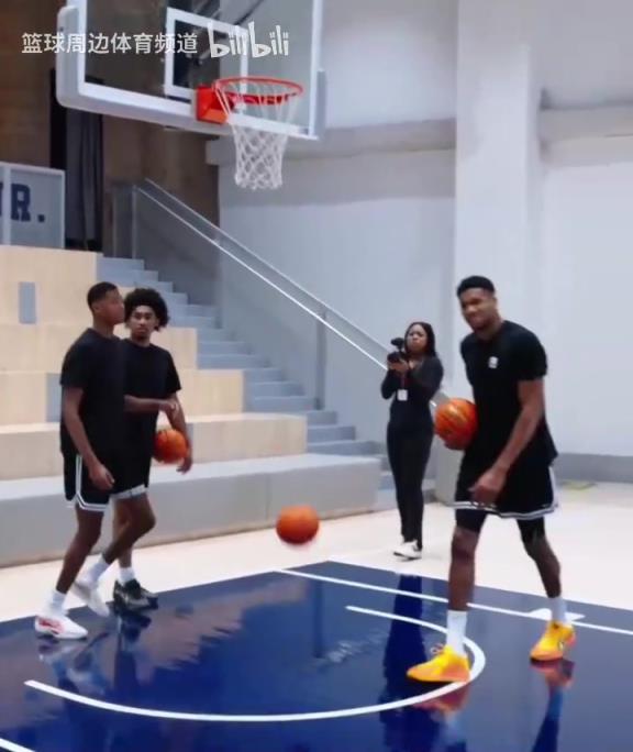 別人能學(xué)得來嗎？名場面：字母哥指導(dǎo)小球員籃下腳步！