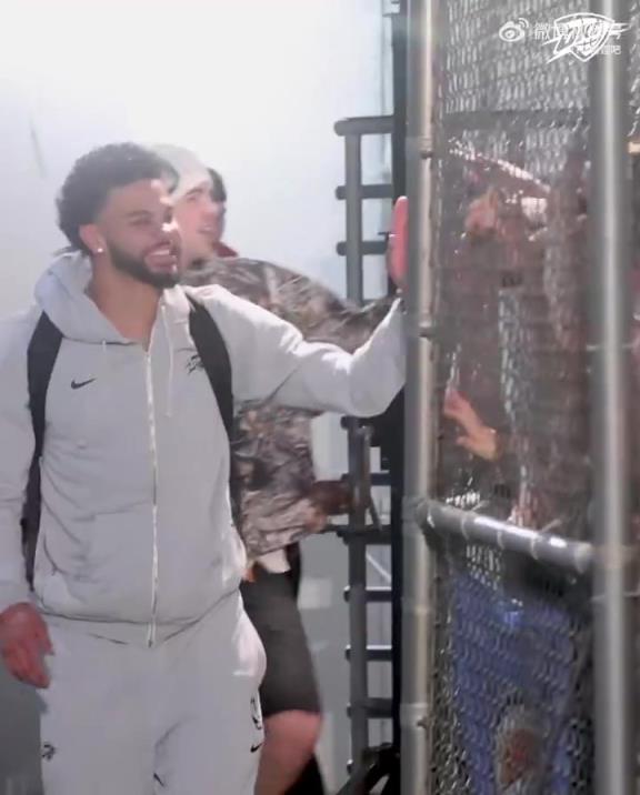 68勝歷史第五傲人戰(zhàn)績！雷霆全員回到OKC，當(dāng)?shù)厍蛎詿崆榻訖C(jī)