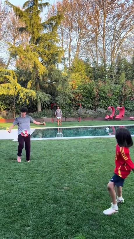 馬塞洛和兒子隔水相傳！大兒子腳法有點東西的！